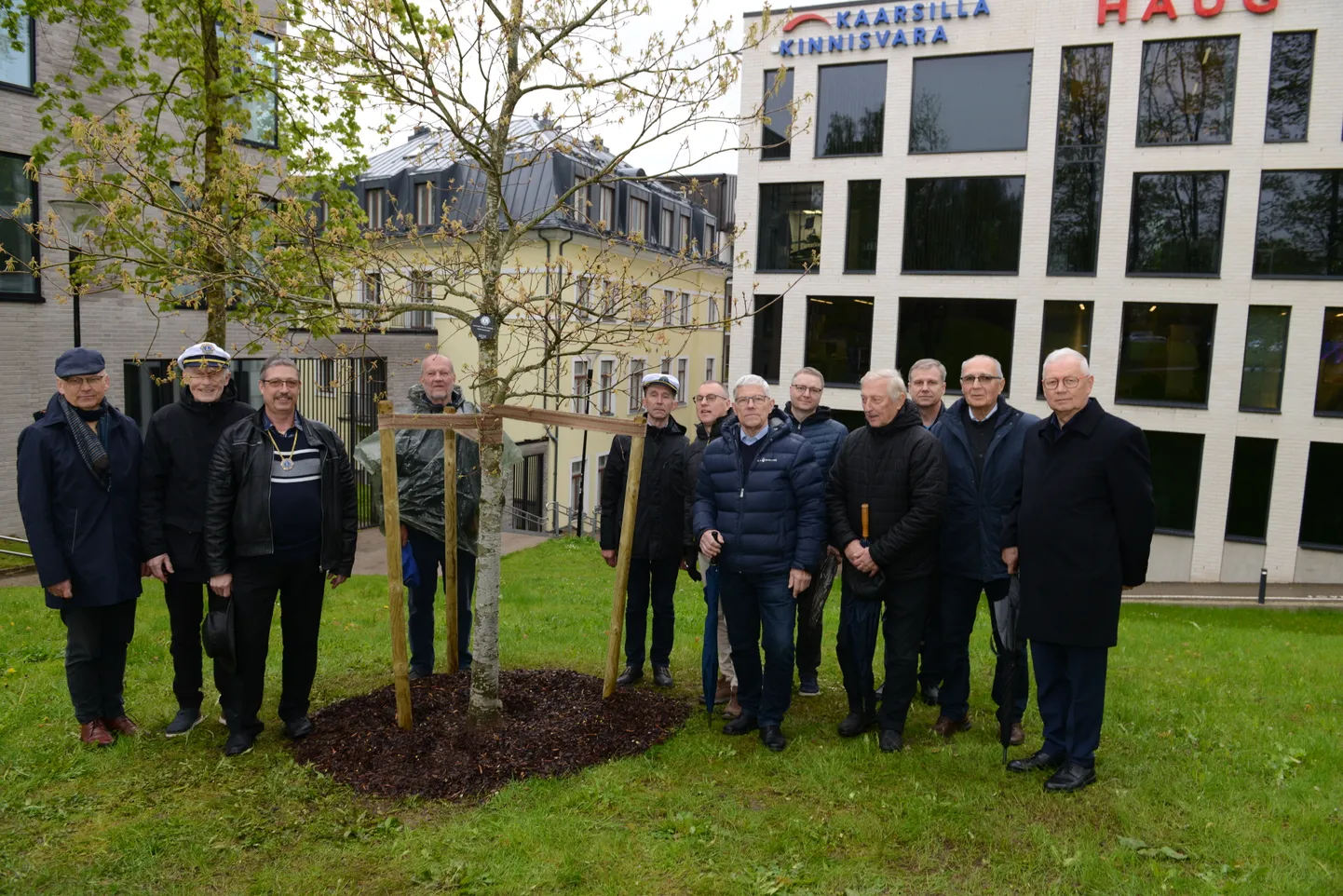 Tartu Lions klubil täitus 35. tegutsemisaasta, mille puhul istutasid liikmed kesklinna uhke tammepuu.