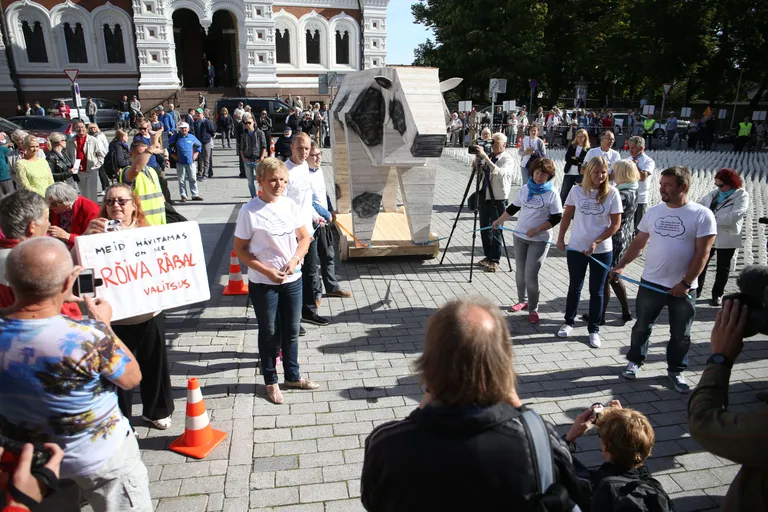 Põllumehed tõid Toompeale Trooja hobusest inspiratsiooni saanud Trooja lehma. Foto: Sander Ilvest