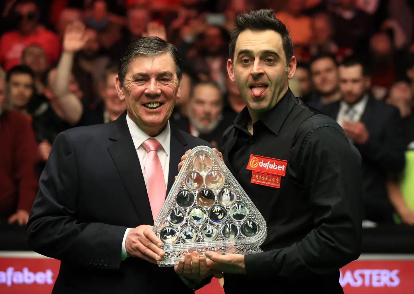 Ronnie O'Sullivan (paremal) sai Paul Hunteri isalt Alan Hunterilt kätte Masters-turniiri võiduauhinna.