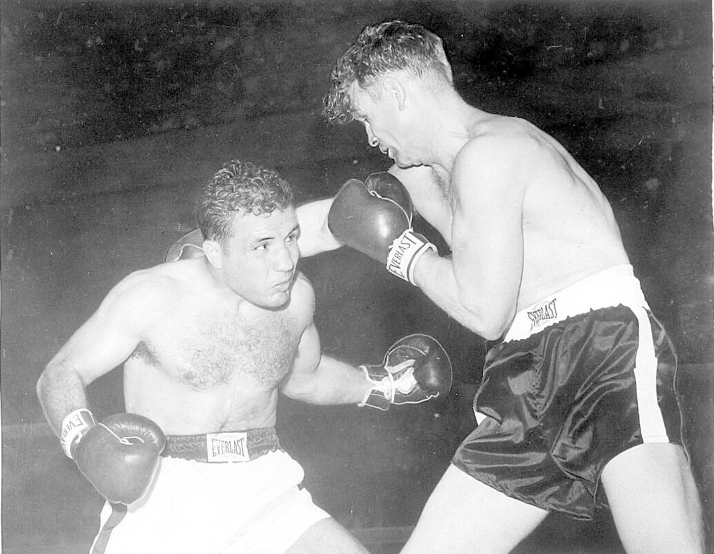 Jake Lamotta (vasakul) 1952. aastal Bob Murphyga jõudu katsumas.