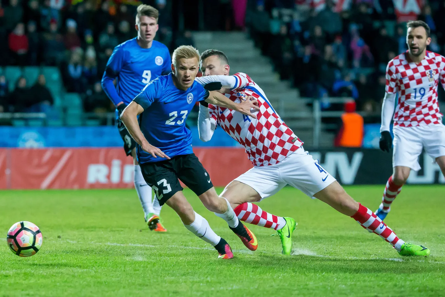 Taijo Teniste on juba aastaid harjunud Eesti koondise särgis madistama maailma tippnimedega. Fotol on temaga hätta jäänud horvaat Ivan Perišic.