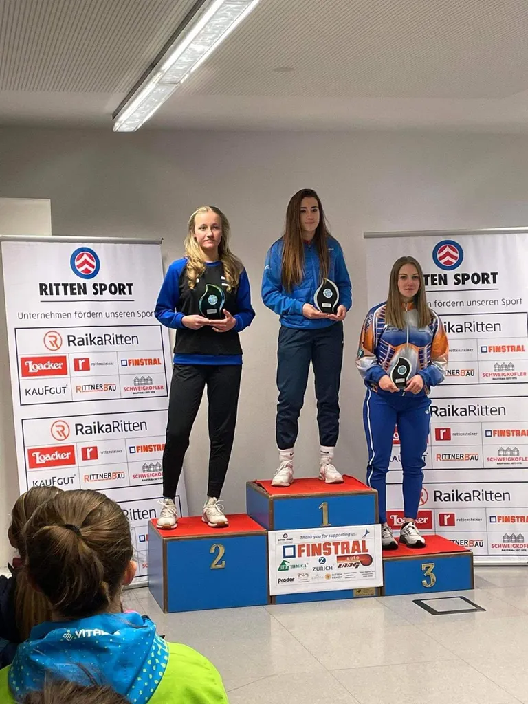 Saskia Kütt (vasakul) poodiumi teisel astmel.