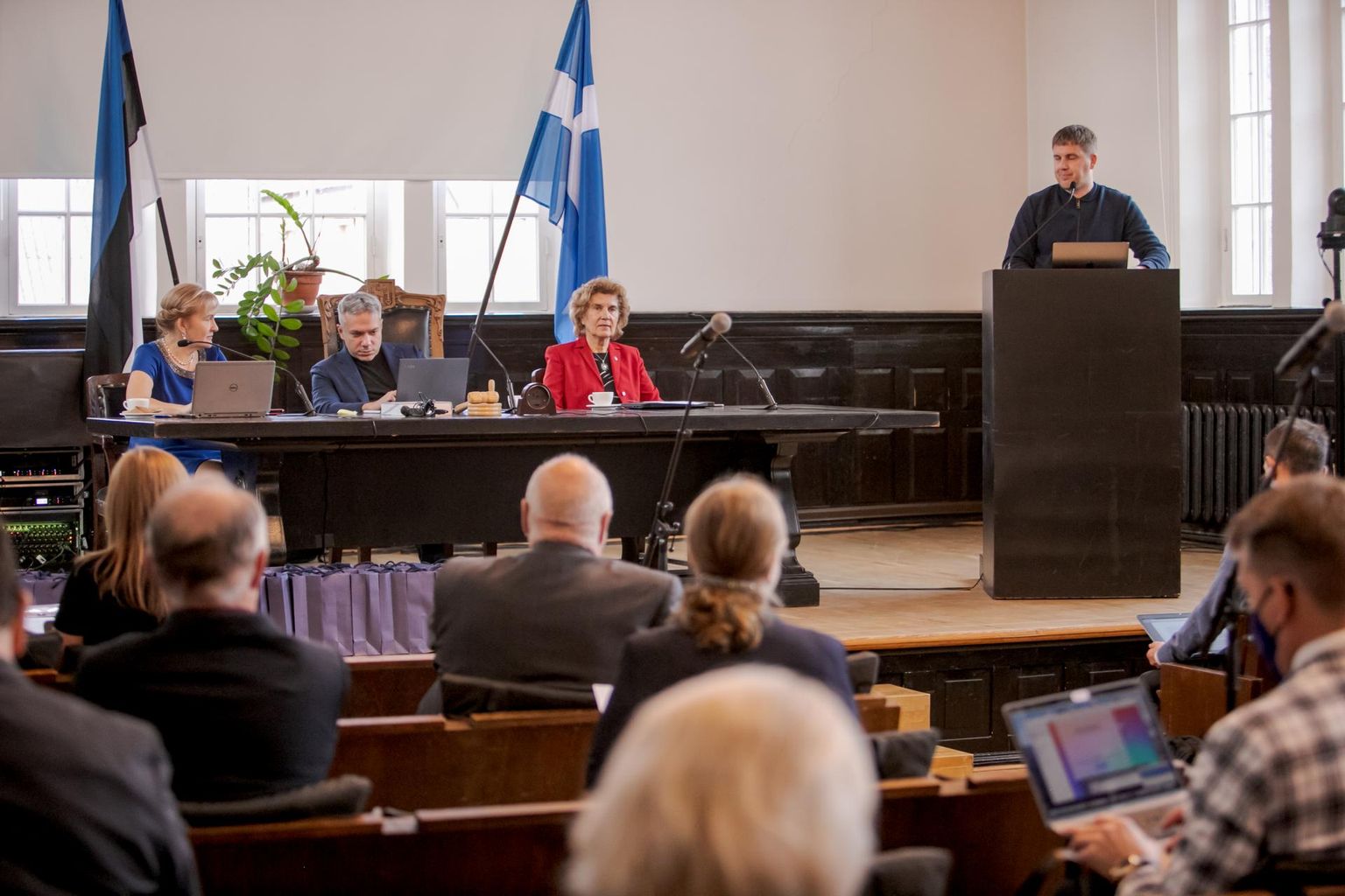 Pärnu linnavolikogu istungil hääletati volikogu liikmete tasu ja linnapea palga tõstmise üle.