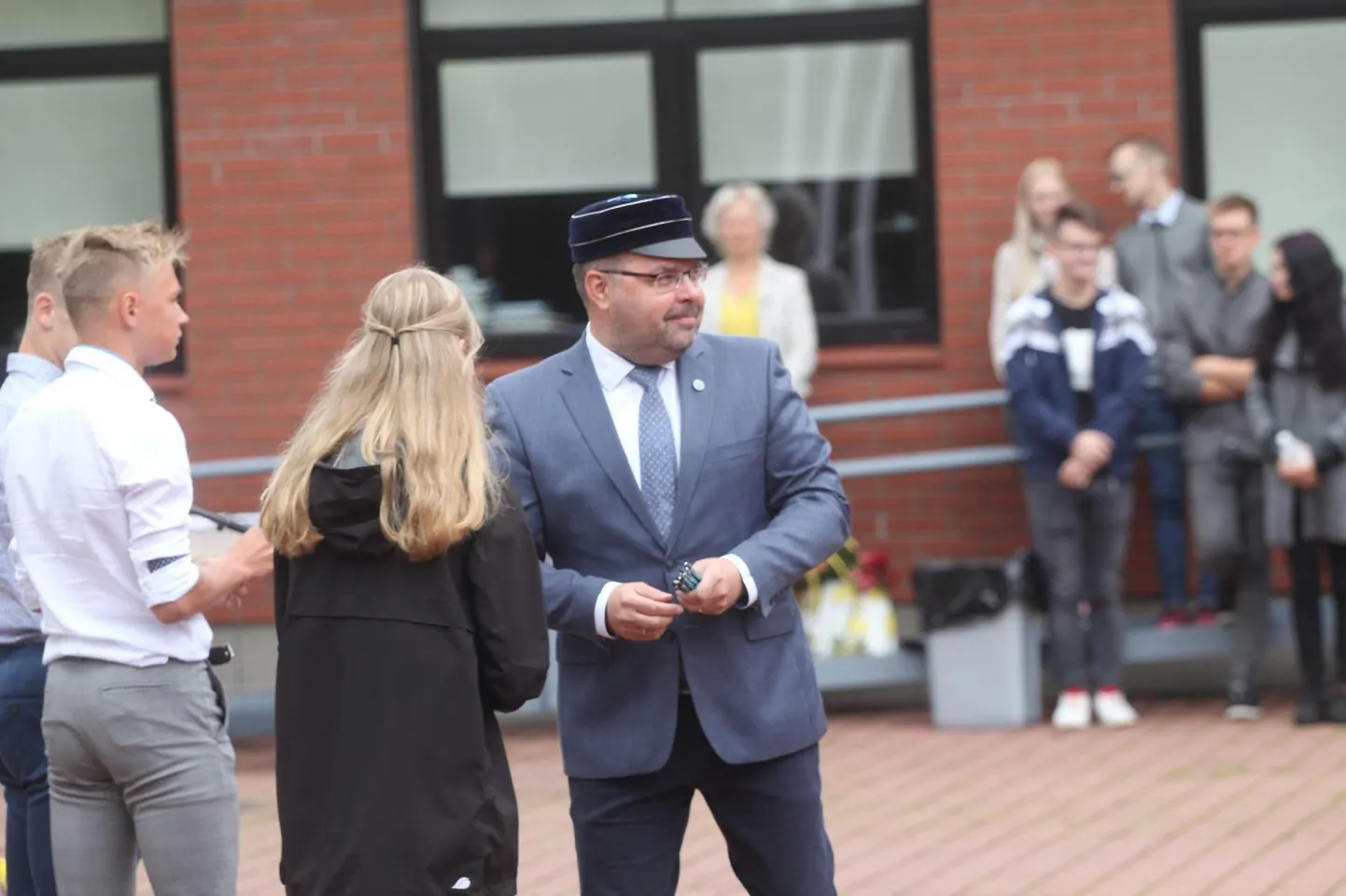 Paide gümnaasiumi kooliaasta avaaktus. Pildil koolijuht Margo Sootla (keskel).