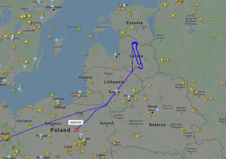 Samal ajal saatsid mitmed lugejad Postimehele vihje, et Belavia ja USA õhuväe lennukite trajektoor kattus suuresti Läti kohal. 