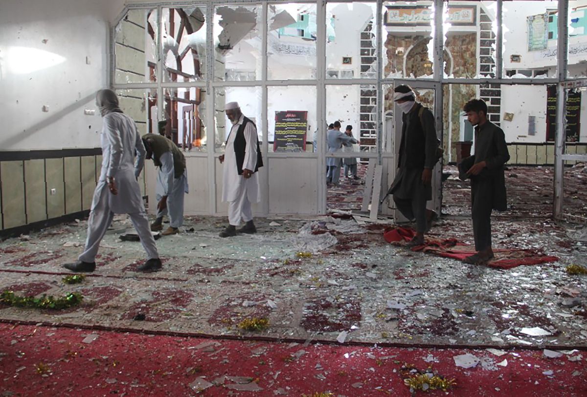 Šiītu mošeja pēc teroristu-pašnāvnieku sarīkota sprādziena Afganistānā