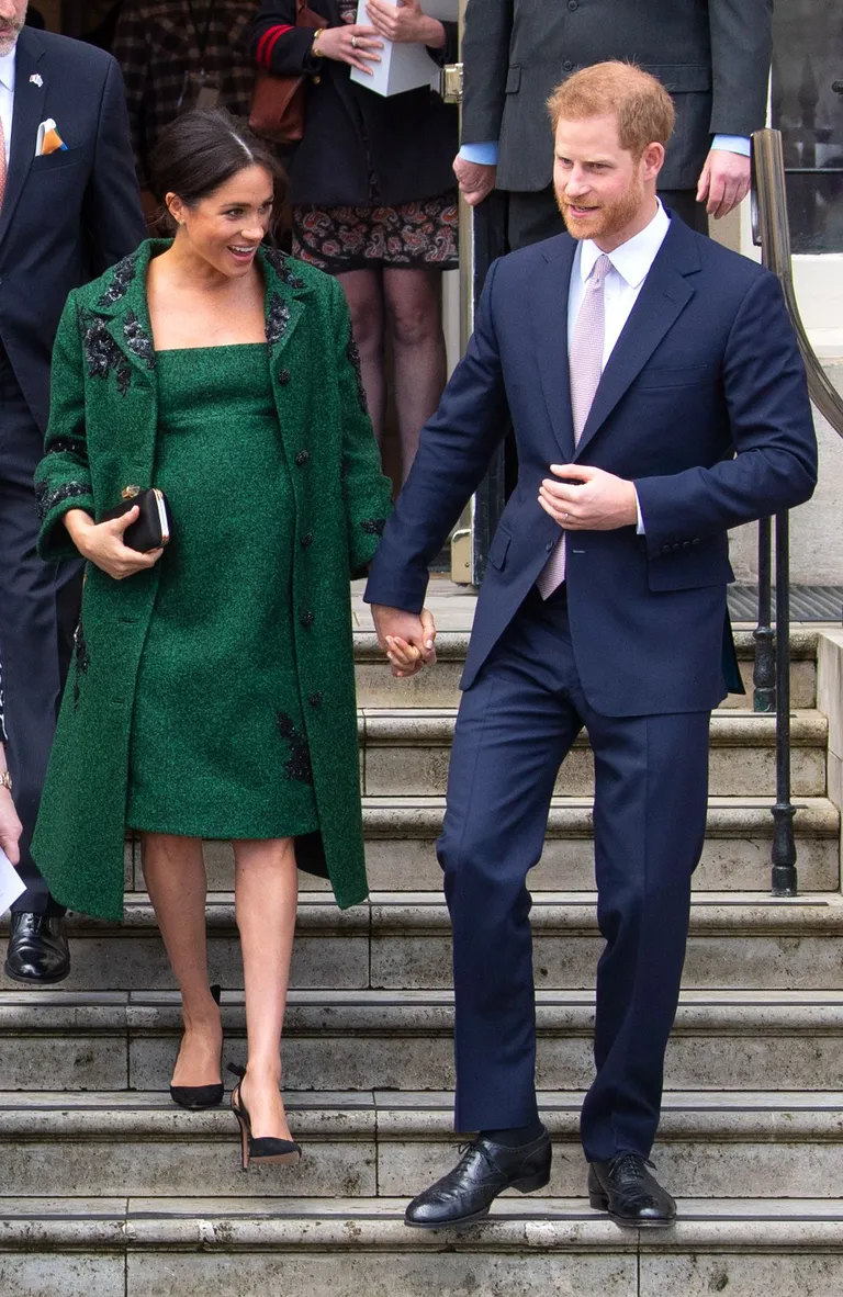 Duchessi hertsoginna Meghan abikaasa prints Harryga aastal 2019 Londonis Kanada Majas. Meghan kannab Erdemi kleiti ja poolmantlit.