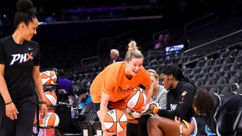 Laksa paliek uz rezervistu soliņa "Mercury" uzvarētā WNBA mačā