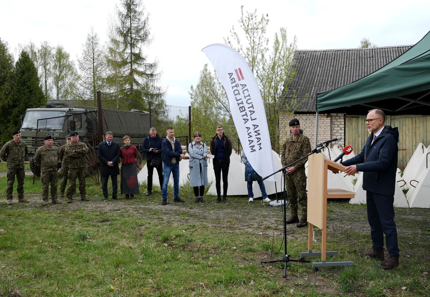 Aizsardzības ministrs Andris Sprūds (no labās) piedalās aizsardzības nozares rīkotajā preses konferencē Zilupē, kurā informē par Baltijas aizsardzības līnijas Latvijas posma izbūvi un turpmāk plānotajiem darbiem.
