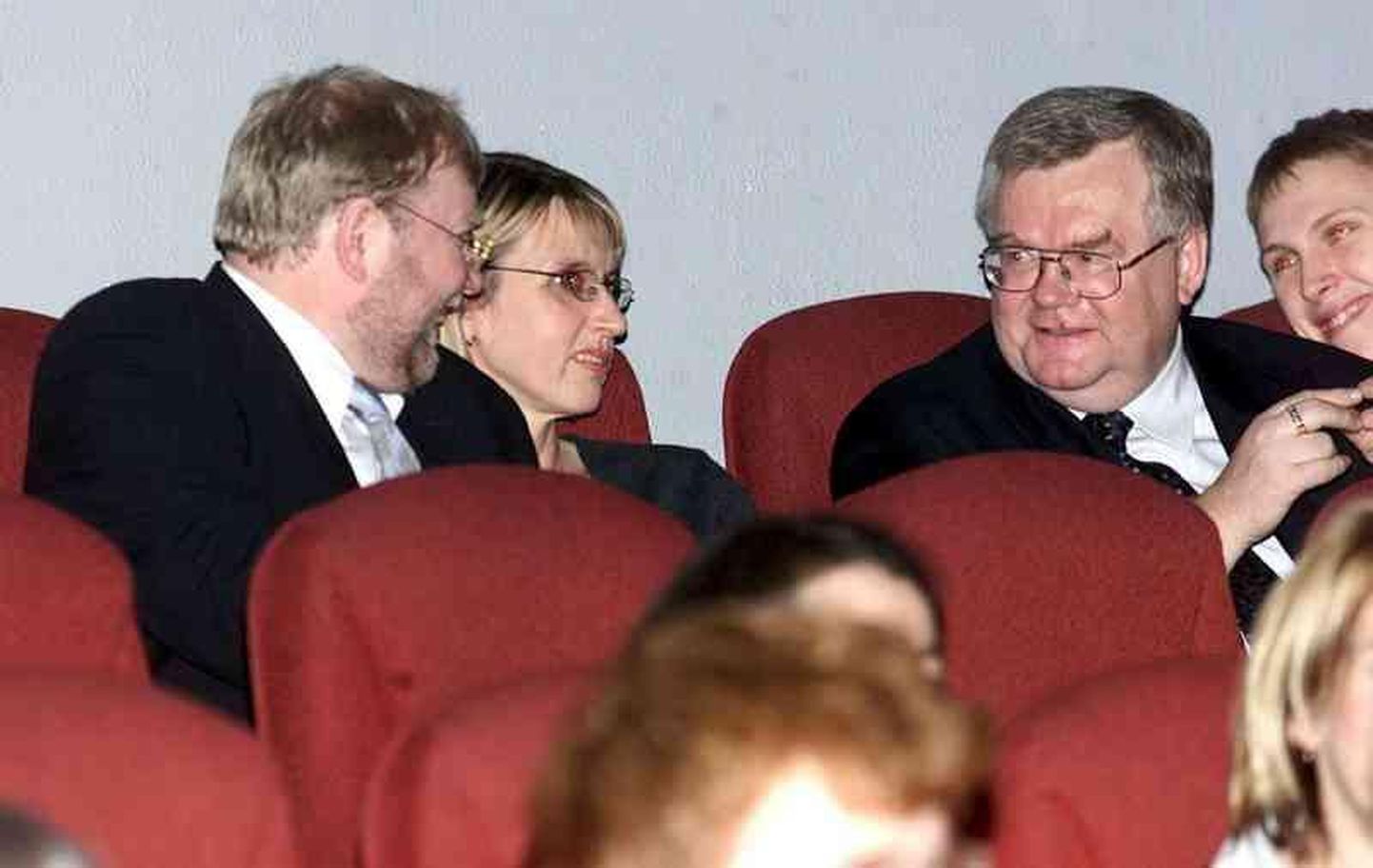 Edgar Savisaar (paremal) oma vana konkurendi ja kunagise Isamaliidu esimehe Mart Laariga Sõpruse kinos 2003. aastal.