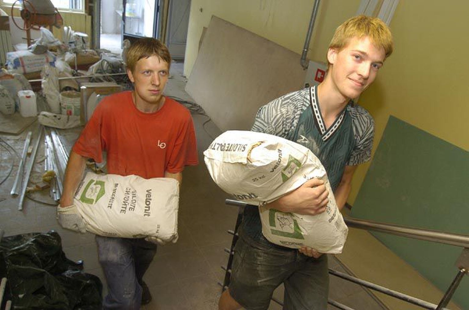 Häädemeeste keskkooli õpilased Olle Kasvandik (vasakul) ja Ott Hütt tööhoos.