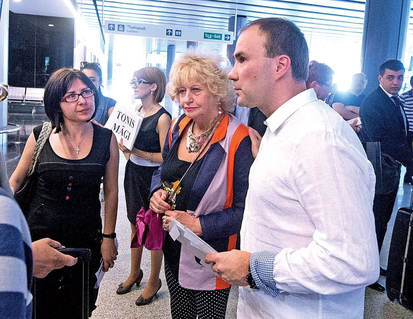 Ürituse eestvedaja, suhtekorraldaja Meelis Kubits (paremalt) ootas koos kirjanik Jelena Skulskajaga eile Jerevani lennuväljal teist lennukitäit Eesti kultuuritegelasi, teise seas Tõnis Mäge, kes õhtul kontserdi andis.