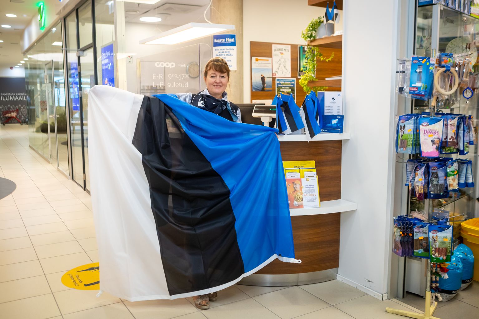 KELLELE SINIMUSTVALGET? Kaubamaja klienditeenindaja Signe Tulk näitab, et neil on suuri masti otsa sobivaid lippe küll.