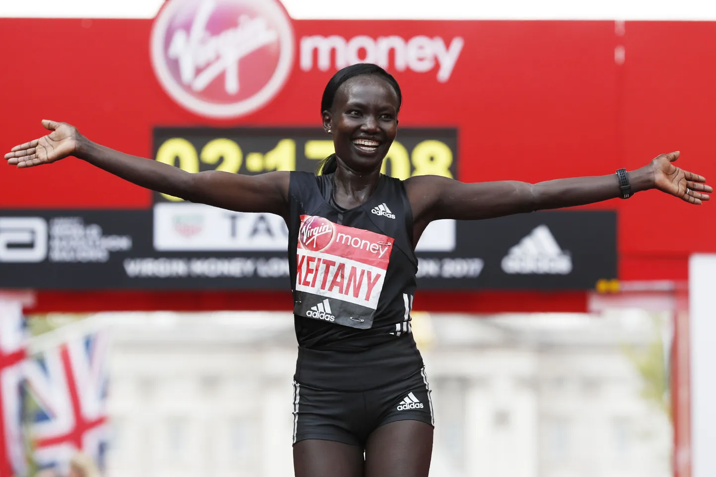 Mary Keitany rekordijooksu finišis.