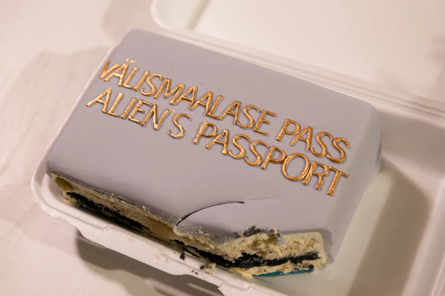 Yana Toom tõi 2016. aasta oktoobris Postimehe stuudiosse koogi kirjaga «Välismaalase pass».