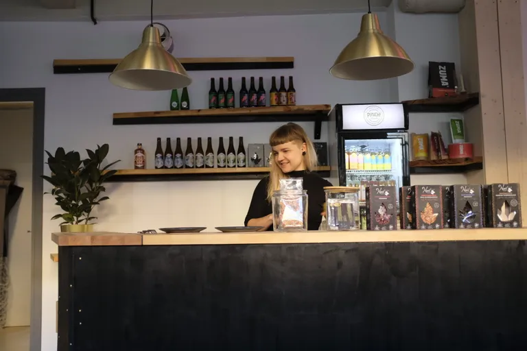 Fresko kohviku perenaine Kaisa Kopliste usub, et Tartus leidub piisavalt veganitoitu austavaid inimesi.