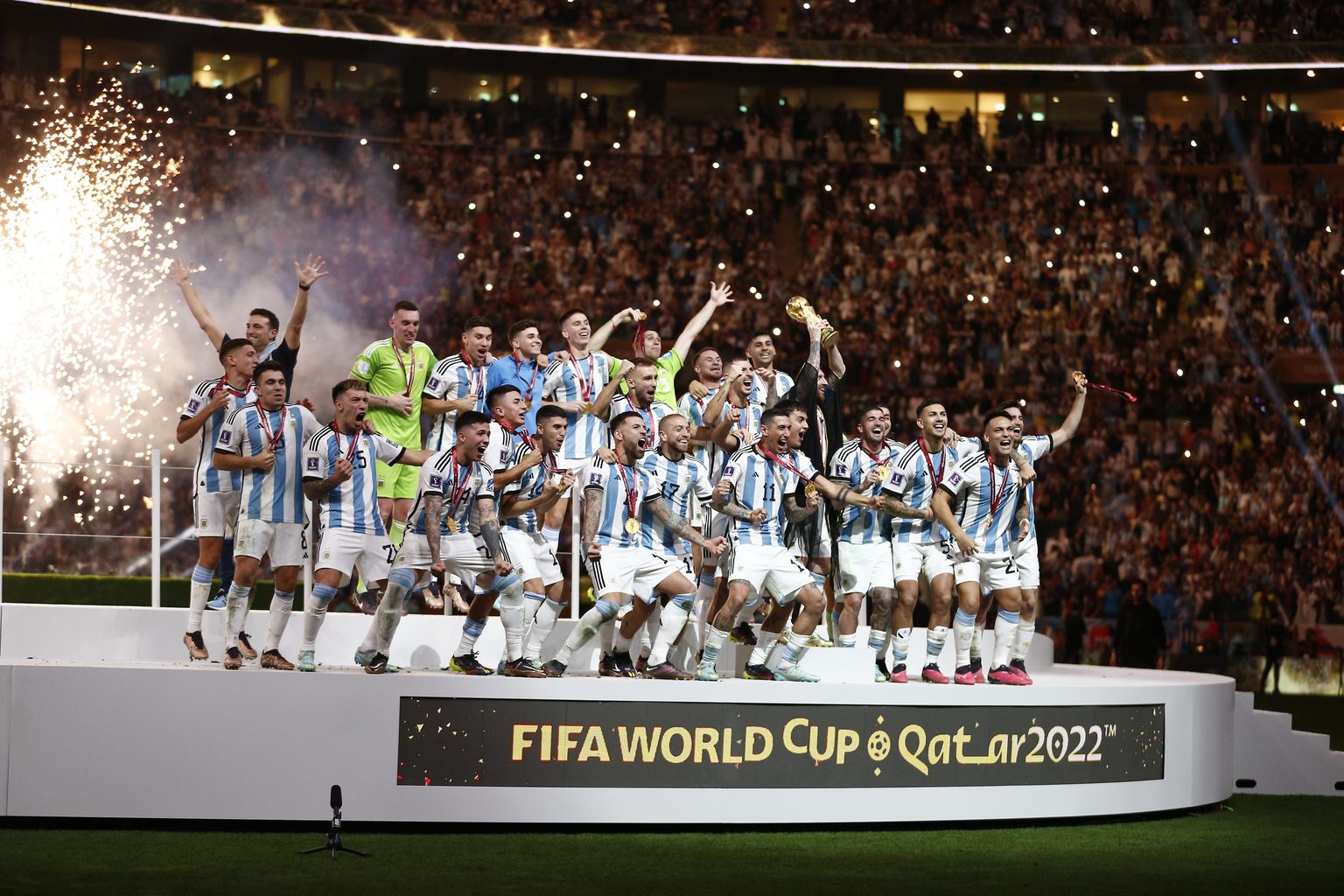 Jalgpallis maailmameistriks tulnud Argentina jalgpallikoondis 18. detsembril 2022 Kataris Dohas Lusaili staadionil võidukarikaga