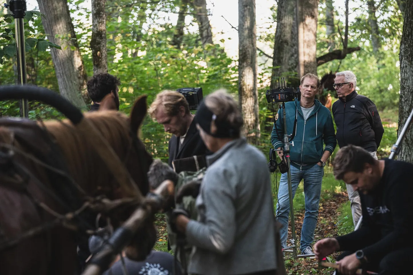 Kristian Taska ja rootslasest rahvusvaheline filmide müügiagent Michael Werner (taamal paremal) filmi «Vari» võtteplatsil. Esiplaanil hobusega filmis Juhan Liivi kehastav Pääru Oja.