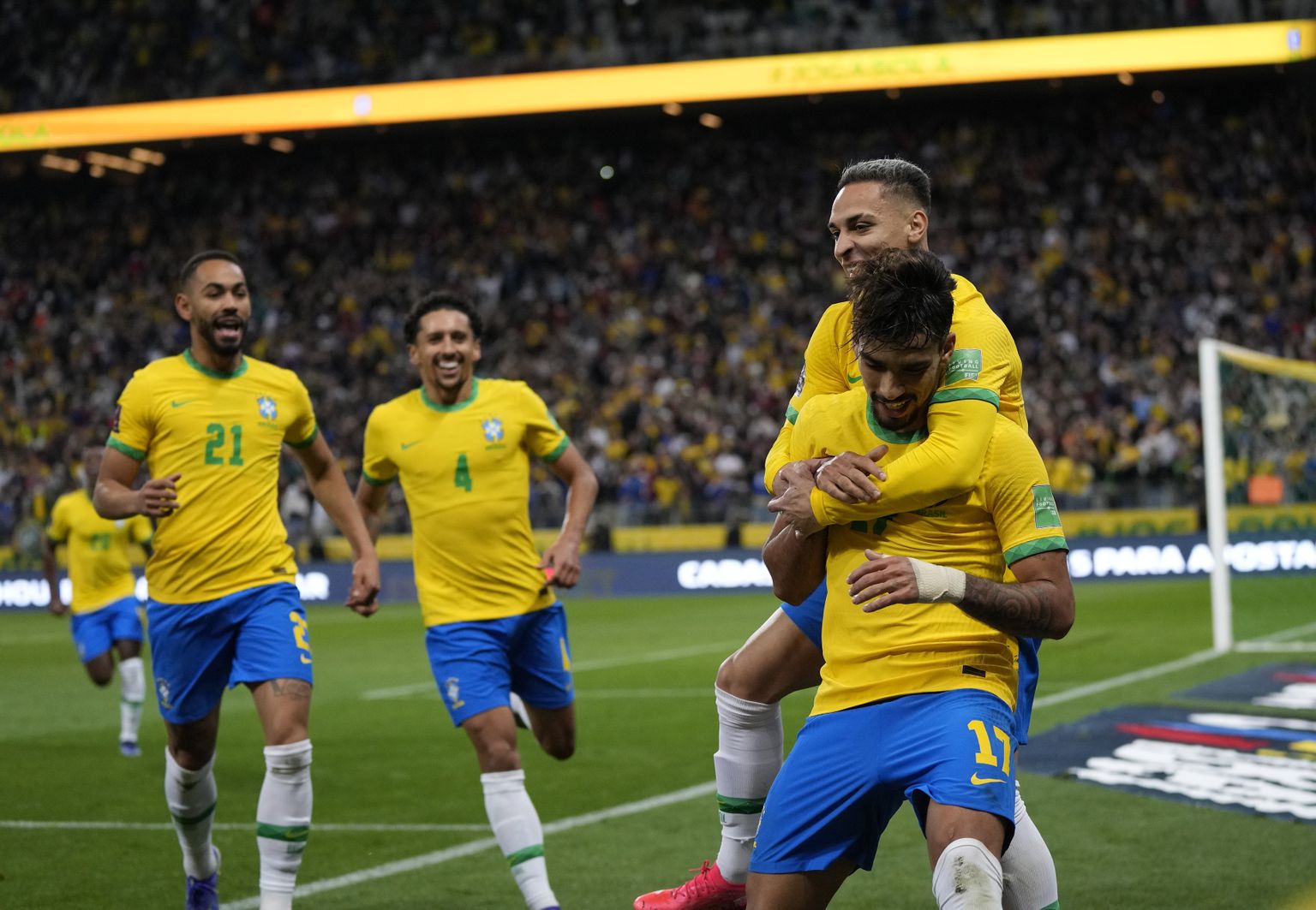 Brasiilia vutimehed võitu tähistamas.