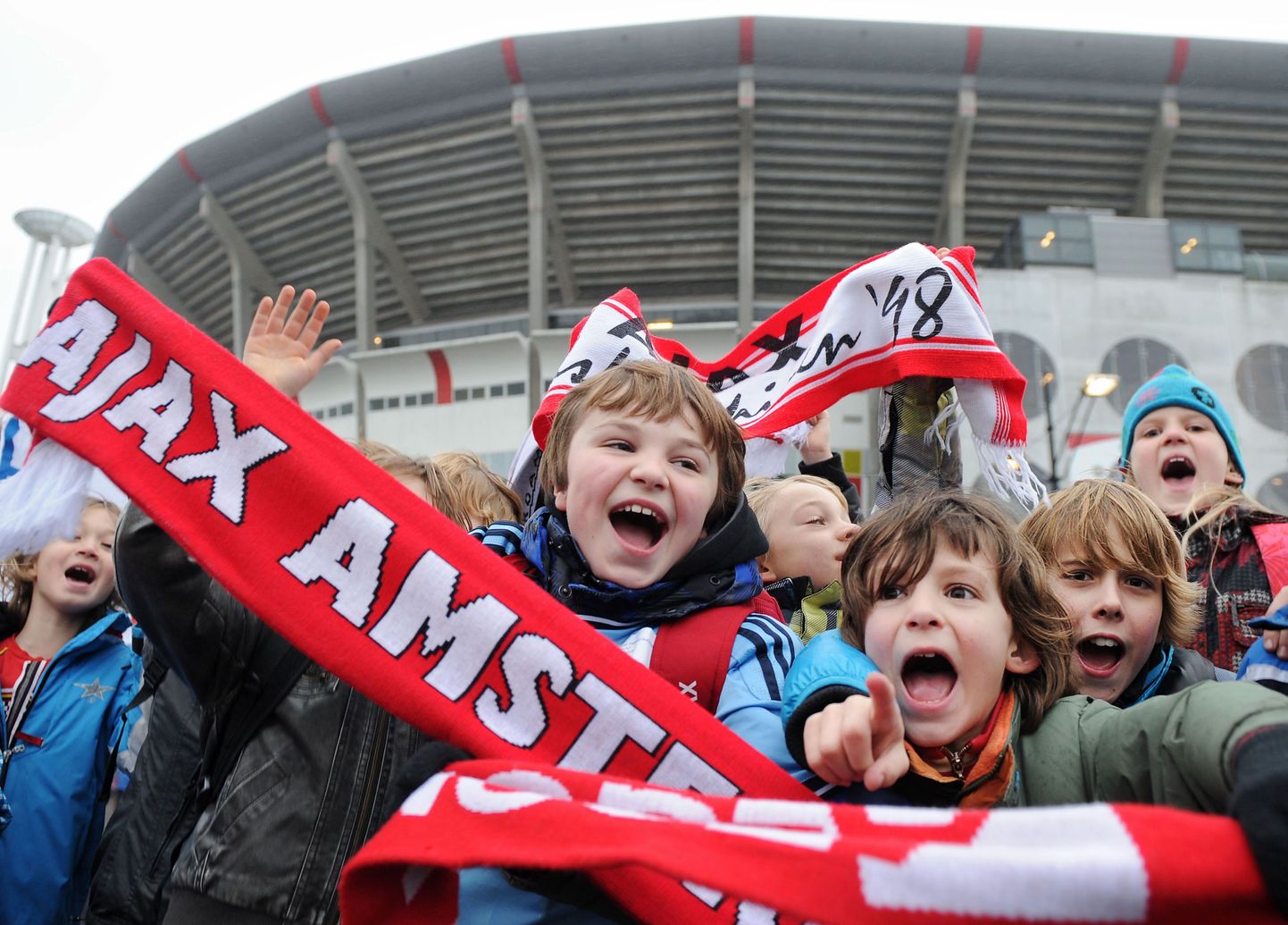 Amsterdami Ajaxi noored fännid enne mängu AZ alkmaariga.