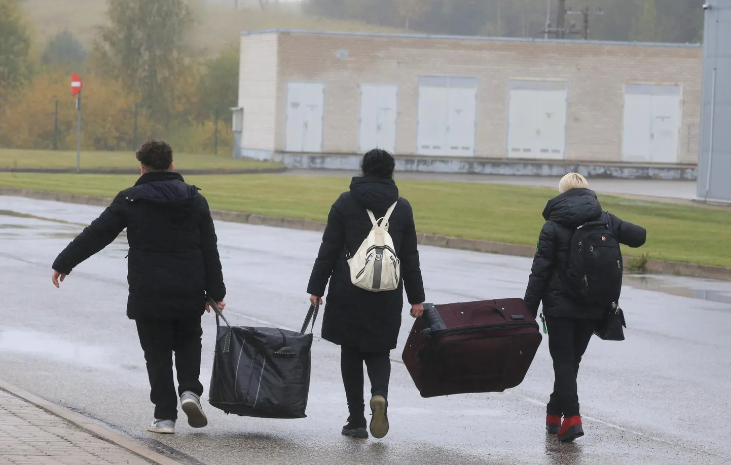 Sõjapõgenikud Ukrainast Luhamaa piiripunktis.