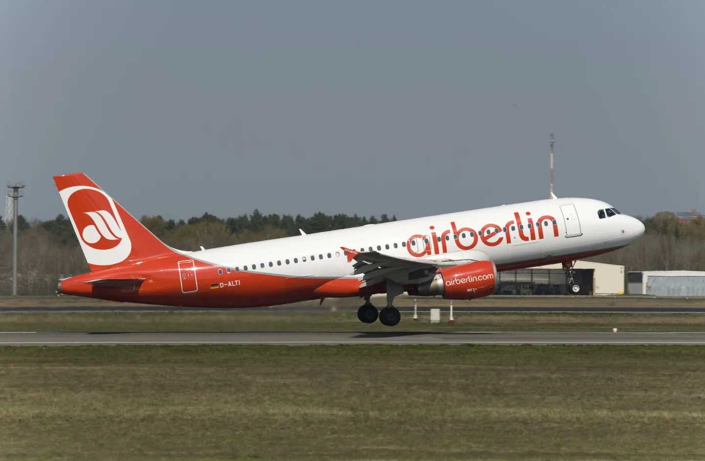 Airberlini värvides Airbus õhku tõusmas.
