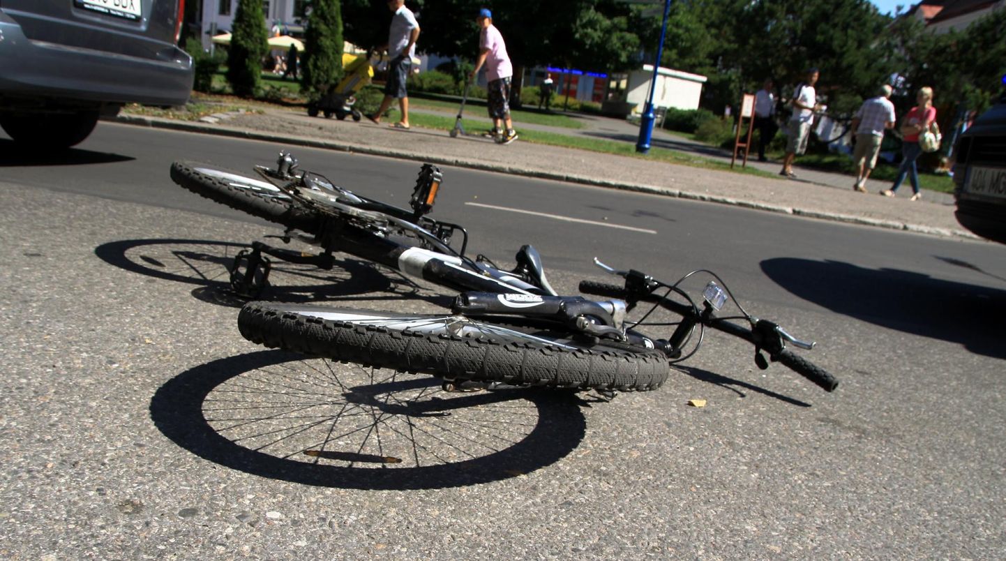 Jalgrattur sattus avariisse. Pilt on illustreeriv.
