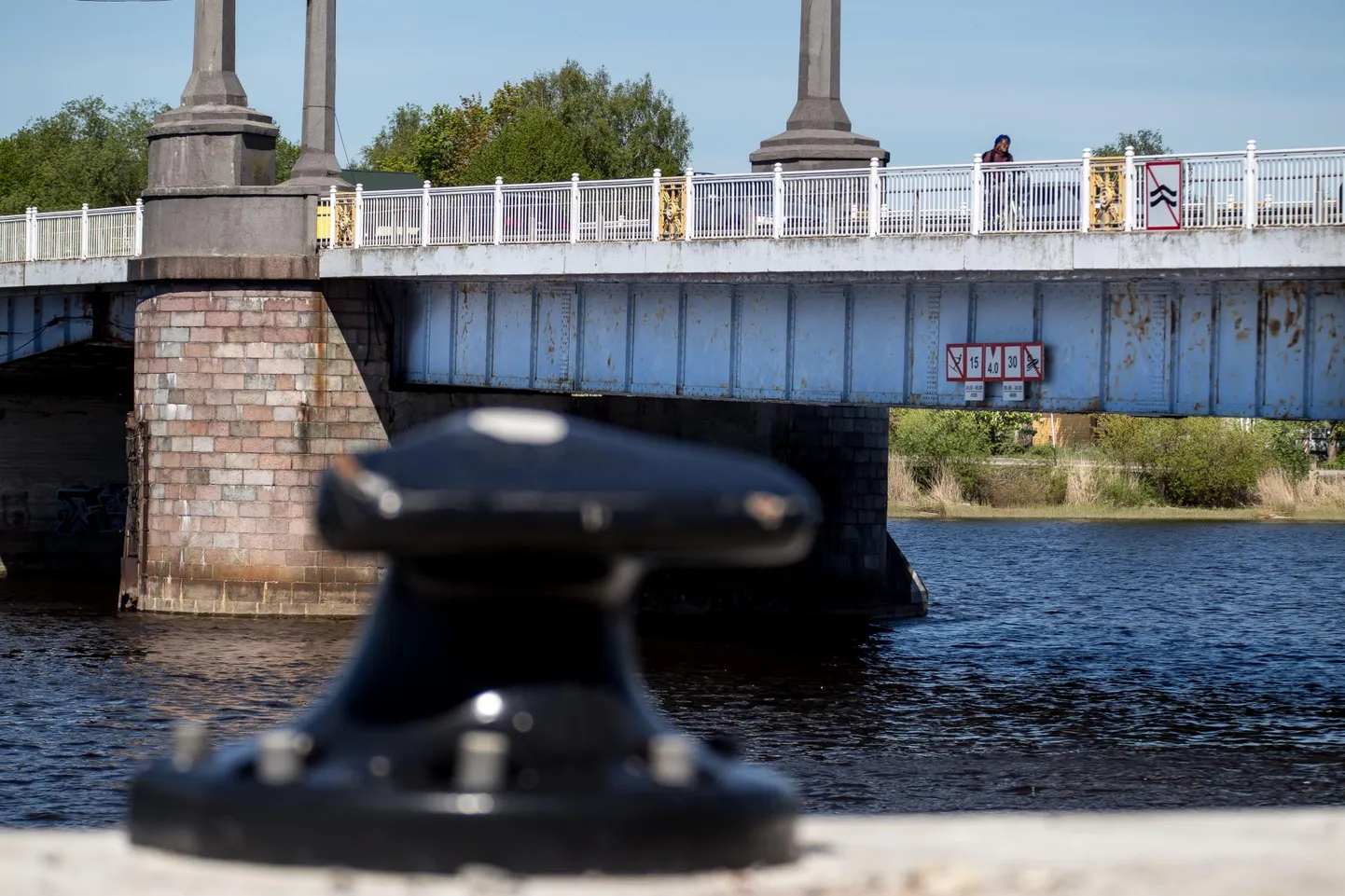 Eile hilisõhtul sõitis mootorpaat vastu Kesklinna silla tugitalasid.