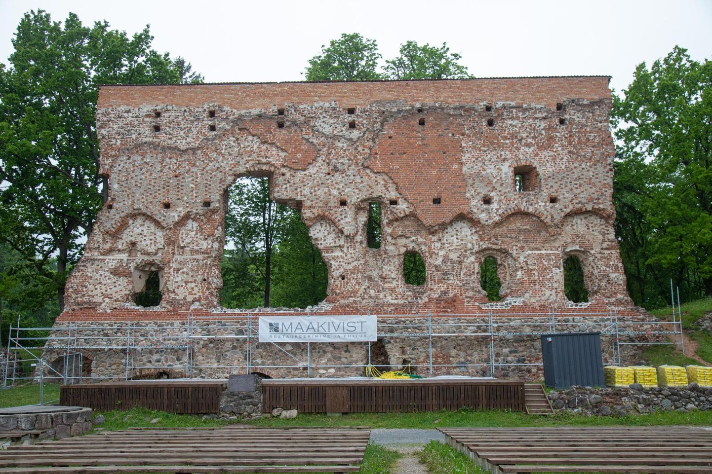 Viljandi lossimägede kõige märgilisemat ehk konvendihoone seina katavad tänavu suvel osaliselt tellingud, sest toestatakse seina soklit.