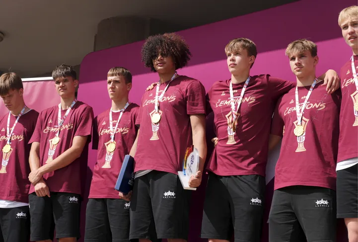 Latvijas U-16 basketbolisti sagaidīšanas pasākumā pie Daugavas Sporta nama pēc atgriešanās no Rumānijas, kur viņi izcīnīja Eiropas čempionu titulu, finālā pārspējot Francijas izlasi.