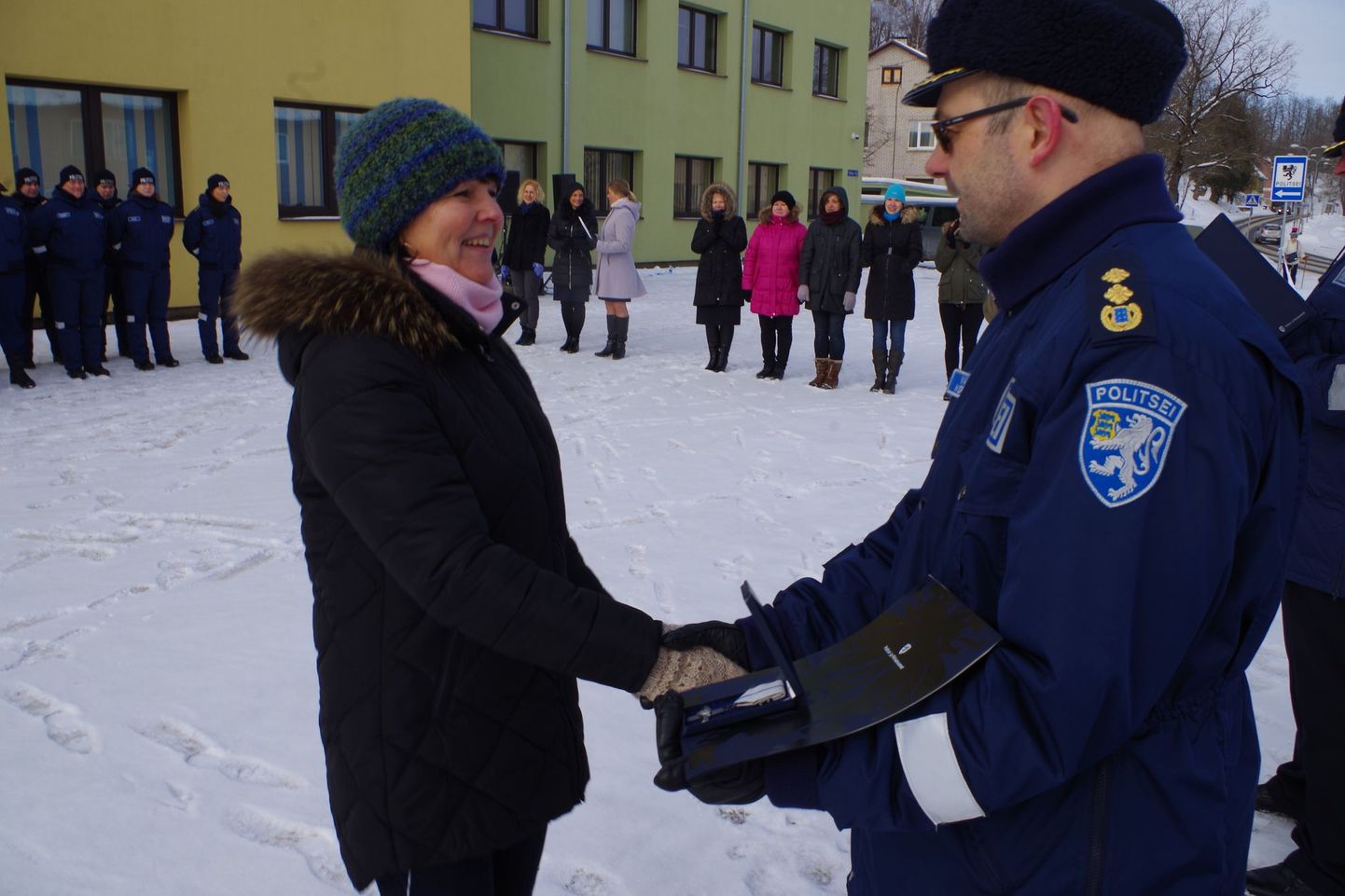 Piduliku rivistusega Põlva politseimaja ees edutati ja tänati tublimaid Põlvamaa politseinikke. 10 aasta teenistusristi sai vanemspetsialist Piret Tenso.