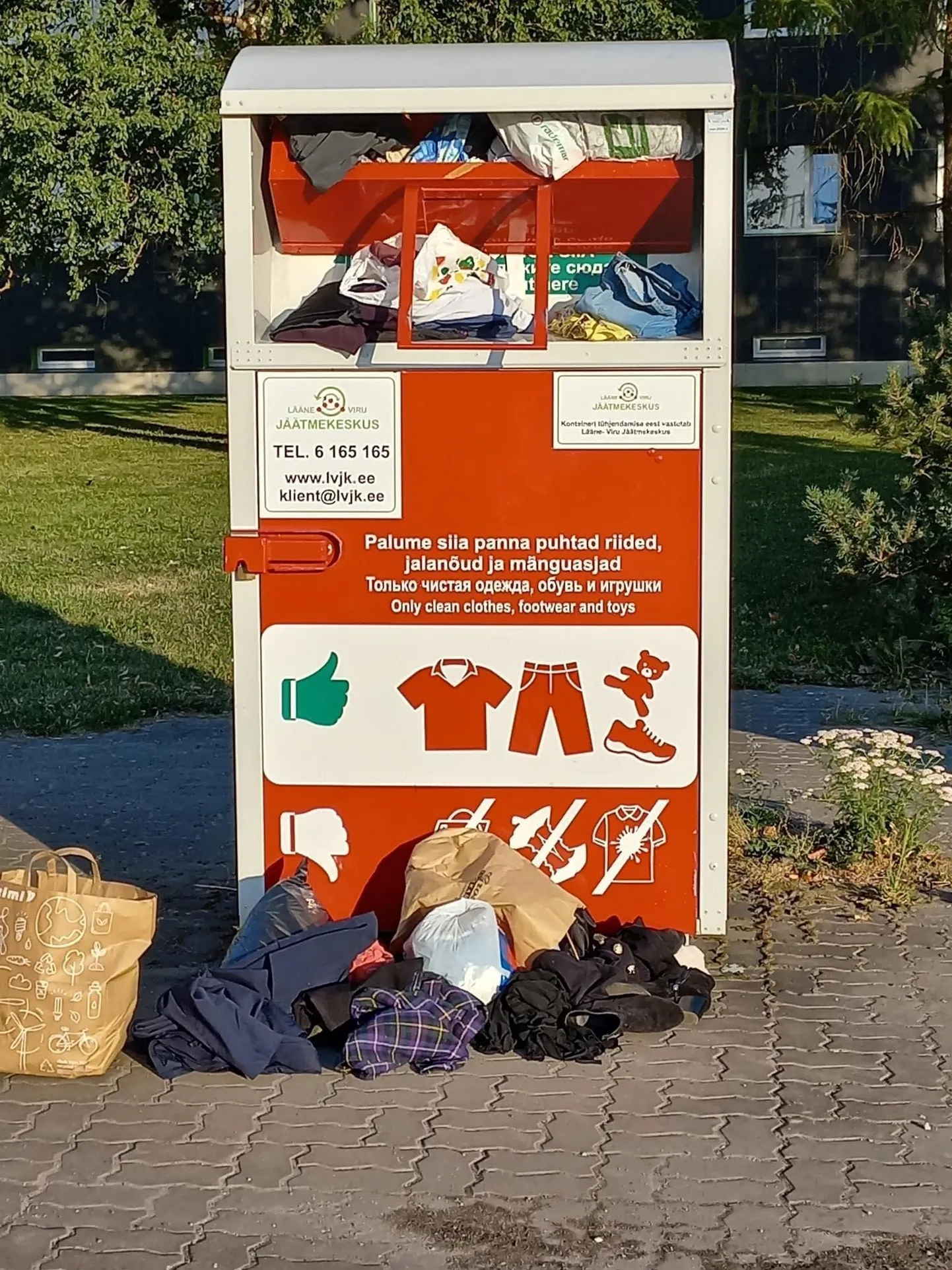 Rakvere kesklinnas asuv riidekondeiner on niivõrd populaarne, et tihti asetatakse kaup konteineri kõrvale, mis ei ole just parim lahendus.