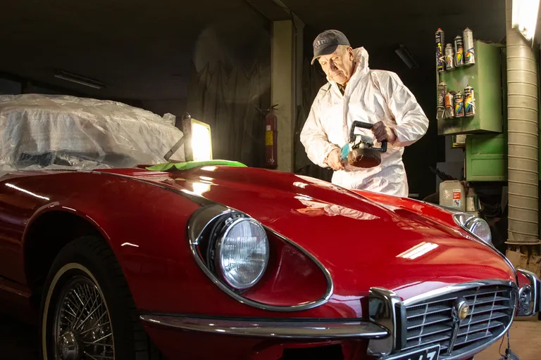 PÕHJANAABRID USALDAVAD: Viimase Soome tellimusena käis Arvo käe alt läbi 1972. aasta Jaguar − sellise autoga sõitis ka James Bond.