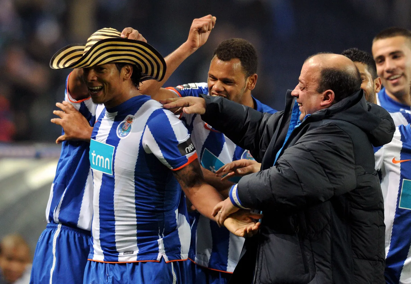 FC Porto mängijad panid iluvärava löönud Freddy Guarinile kaabu pähe.