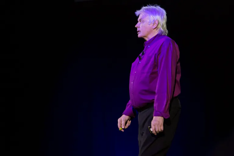 David Icke esines 12. novembril 2016 Tallinnas Tondiraba jäähallis