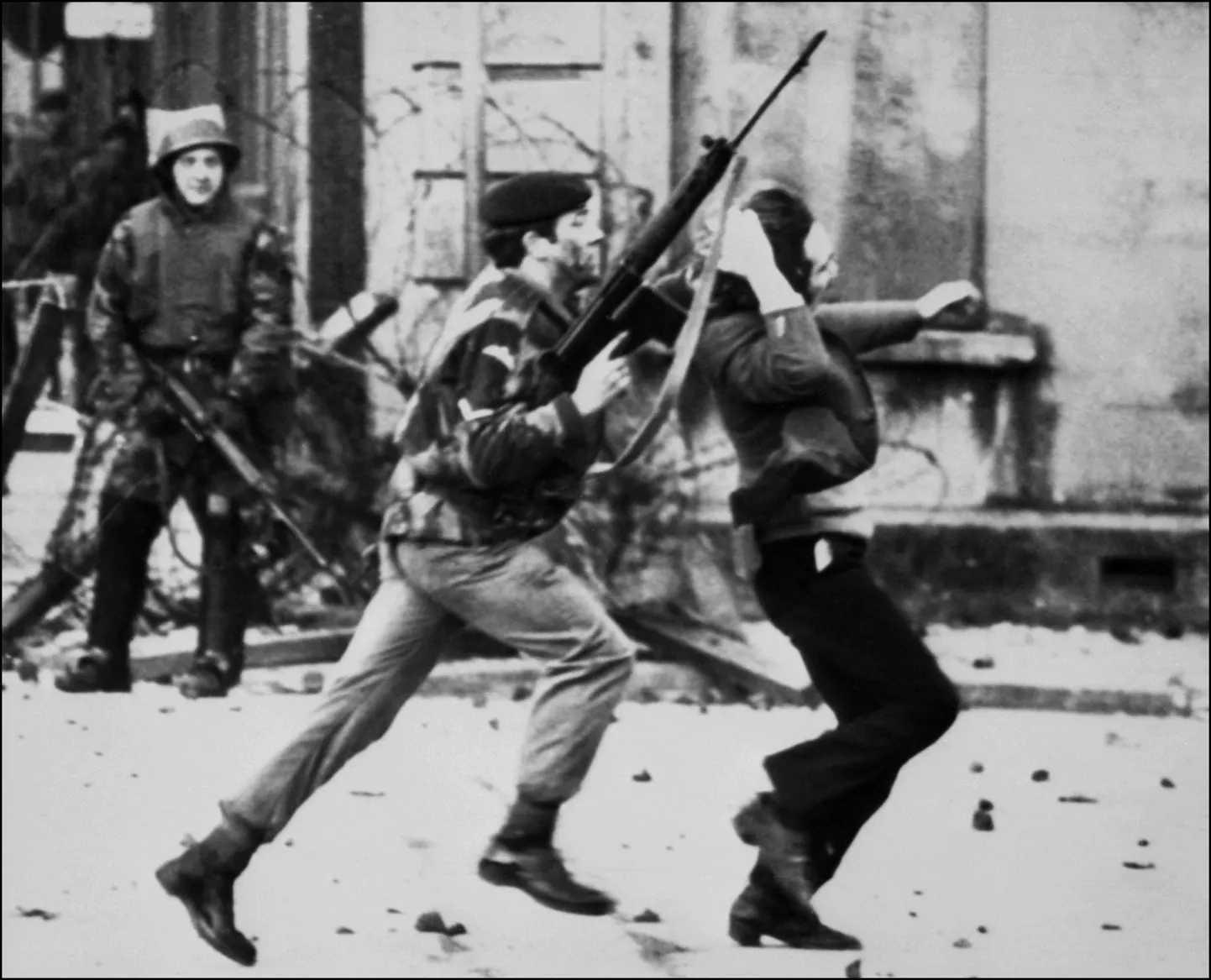 Sellel fotol, mis on tehtud 30. jaanuaril 1972, tiris Briti sõdur katoliiklasest meeleavaldajat verise pühapäeva tapmiste ajal, kui Briti langevarjurid tulistasid Londonderrys maha 13 katoliiklasest kodanikuõiguste meeleavaldajat. Vahetult pärast seda teatas Iiri Vabariiklik Armee (IRA), et nende vahetu poliitika on tappa nii palju Briti sõdureid kui võimalik.