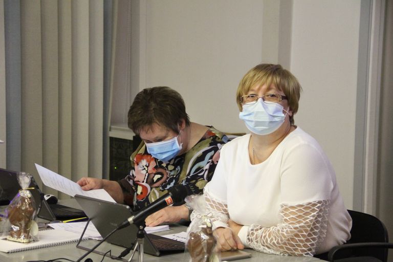 Елена Пахомова (справа на фото) и Лариса Оленина - заместители председателя Нарвского горсобрания.