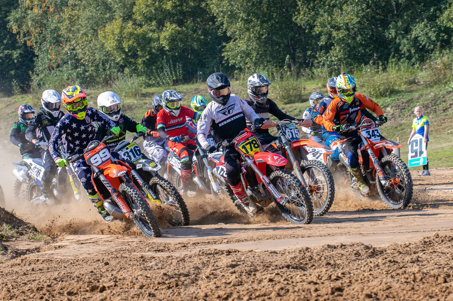 Motokross. Foto on illustratiivne.