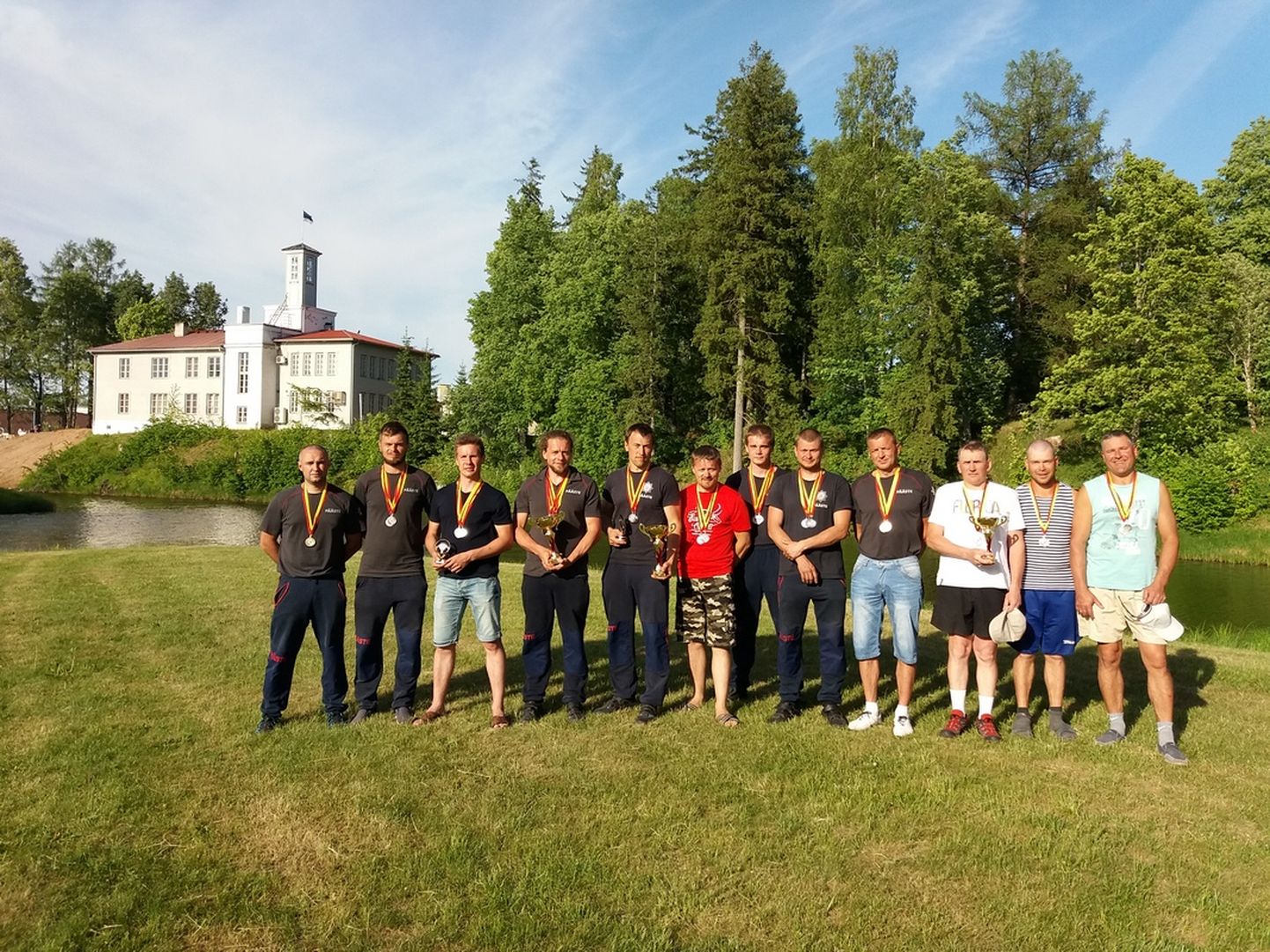 Võistluse parim olid Viljandi komando mehed (keskel). Teiseks tulid Tartu Annelinna päästjad (vasakul), kolmandaks Põlva mehed.