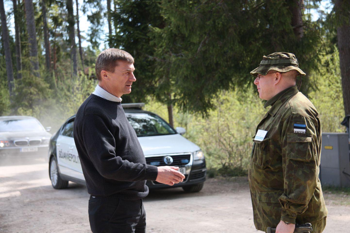 Peaminister Andrus Ansip koos õppuste üldjuhi maaväe ülema kolonel Indrek Sireliga.