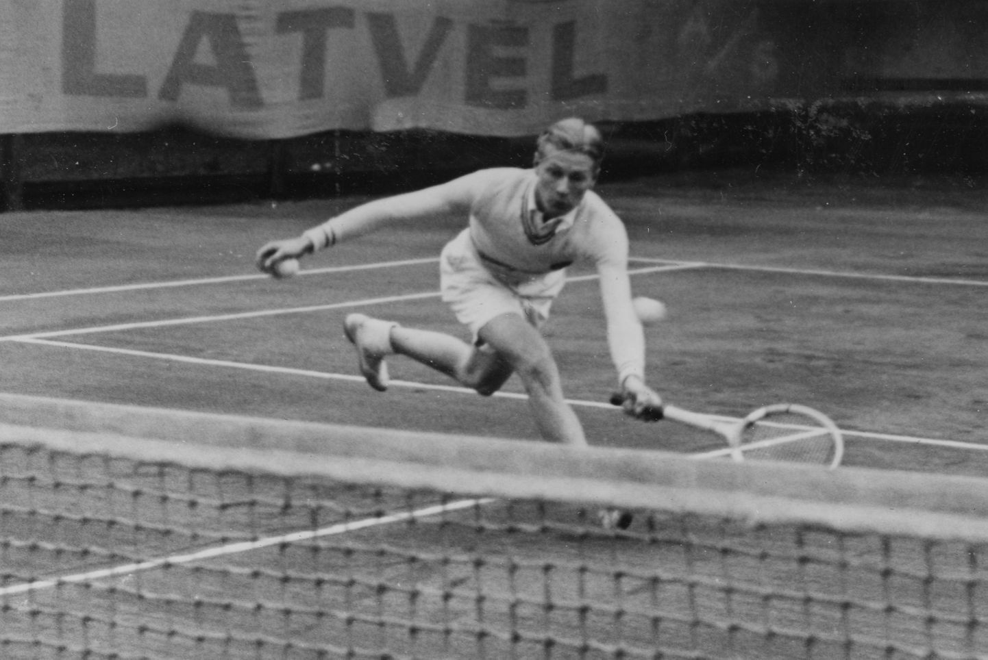 Evald Kree koolipoisina tenniseplatsil (1937).
