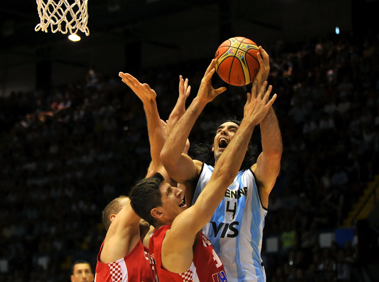 Argentina koondislane Luis Scola ja Horvaatia koondislane Damjan Rudez.
