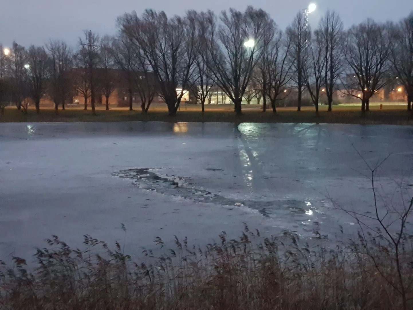 Pärast õnnetust tehtud pilt kohast, kus 11aastane Narva koolipoiss läbi jää vajus. Õnneks sõitis õigel hetkel sealt mööda Kirill.