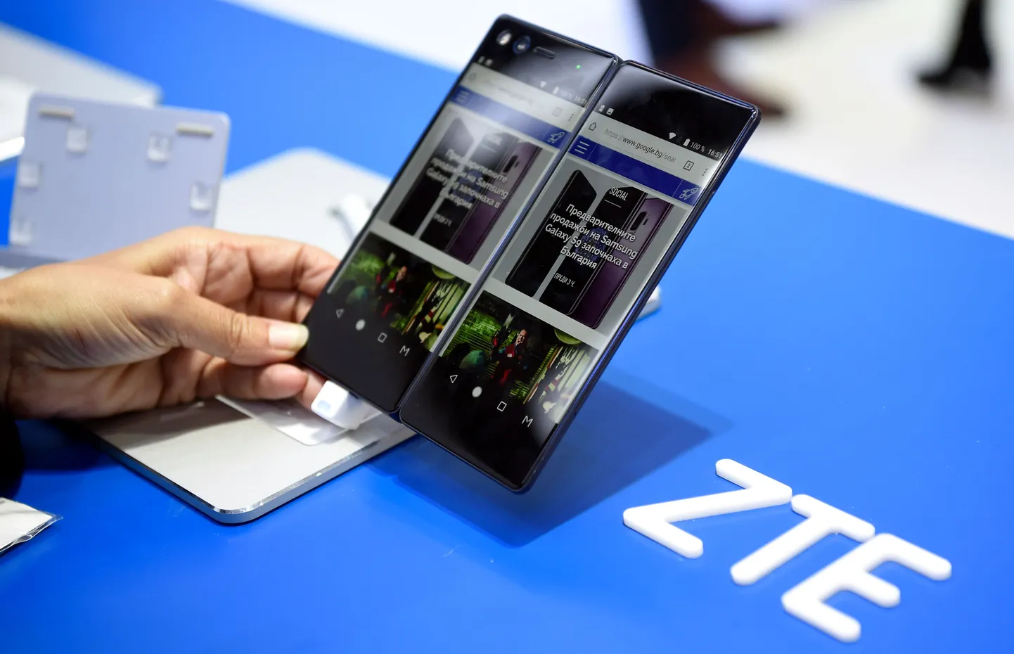 ZTE kahe ekraaniga kokkuvolditav telefon AXON