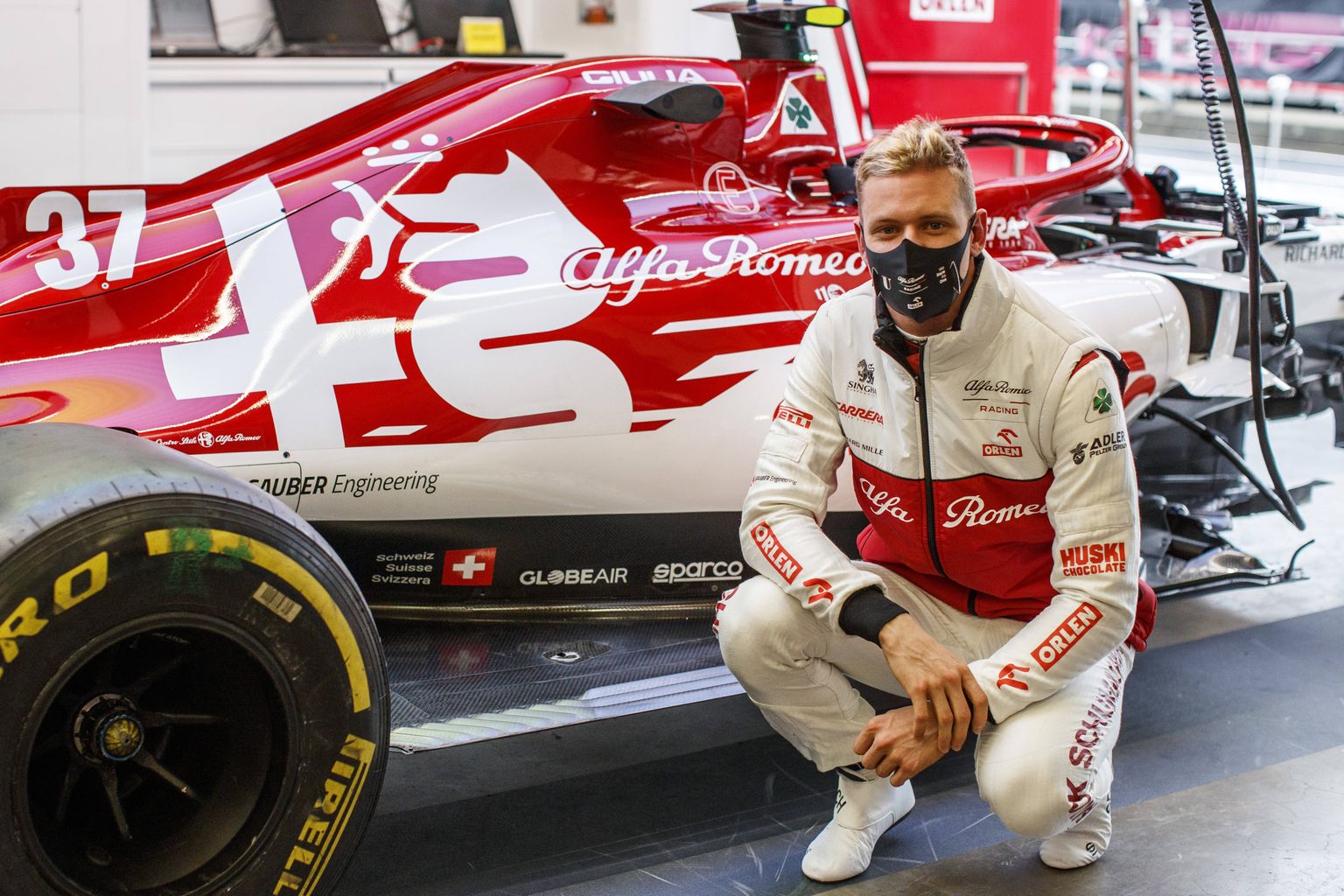 Mick Schumacher poseeris tänavu Alfa Romeo masinaga, kui tuleval hooajal sõidab hoopis Haasi meeskonnas.