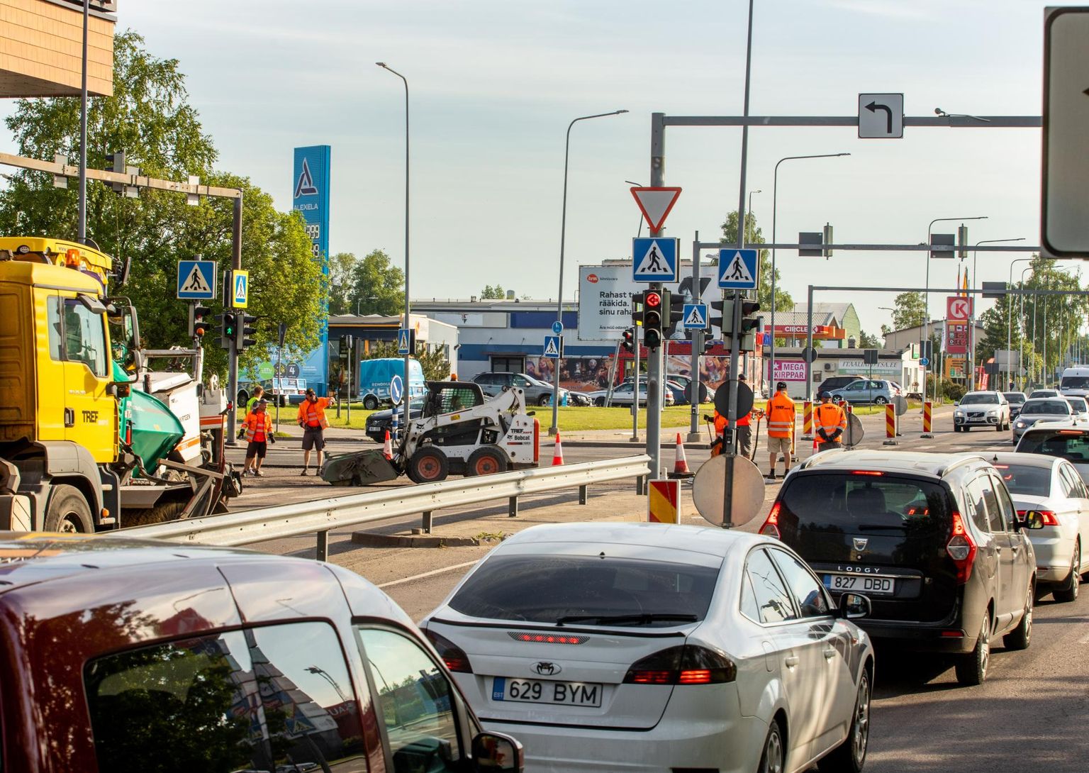 TREF Nordi Pärnu osakonna juhataja Mihkel Pilli sõnutsi on teede freesimine ja asfaltimine liiklejatele ebamugavusi põhjustanud, kuid suuremaid ummikuid on suudetud vältida.