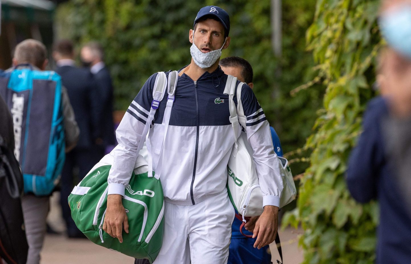 Kuigi Novak Djokovici kaitsele on tõusnud hulk vaktsineerimisvastaseid aktiviste, siis pole maailma esireket kunagi nende äärmuslikumaid seisukohti otsesõnu toetanud.