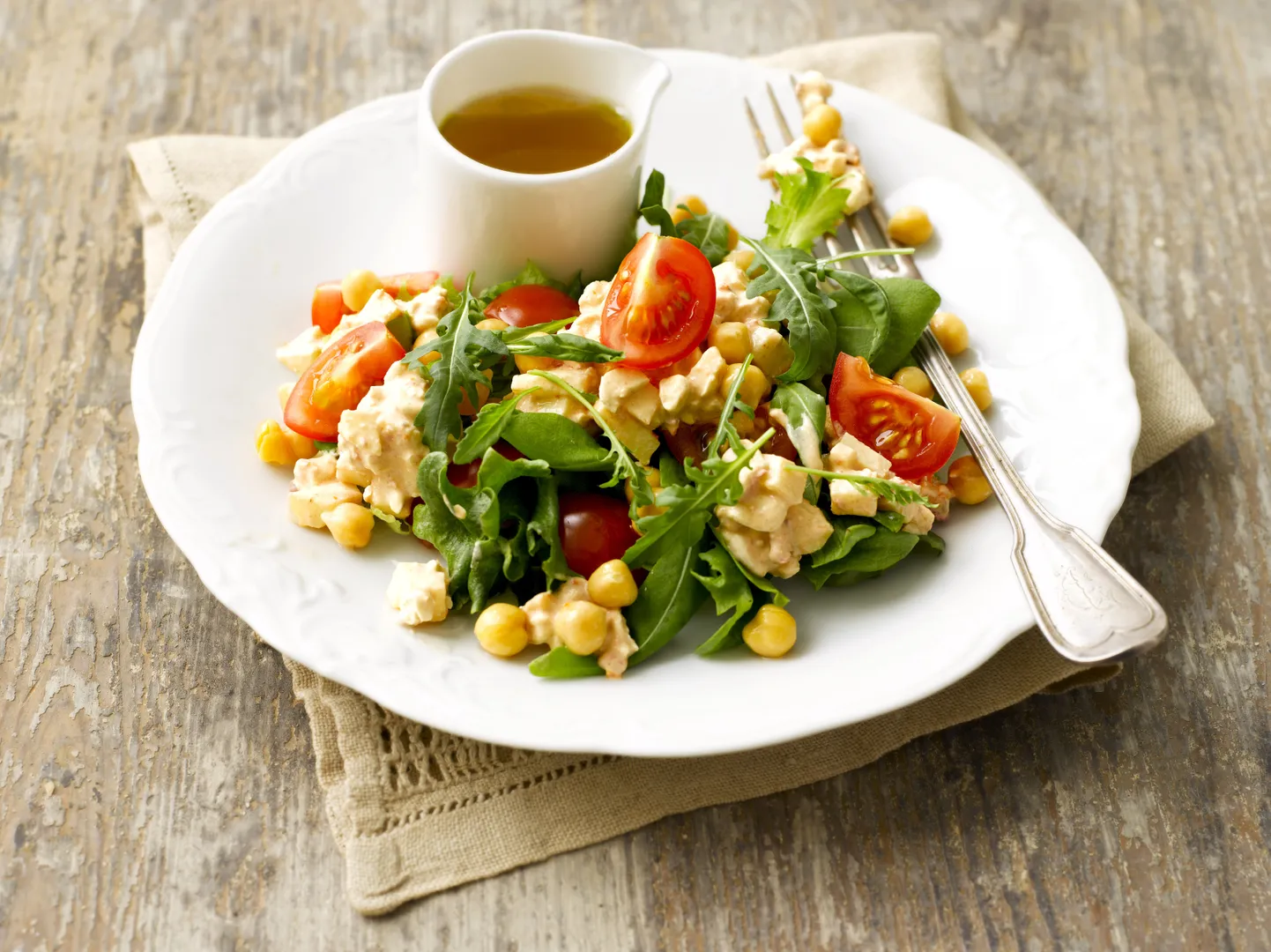 Kodujuustu-kikerhernesalat
