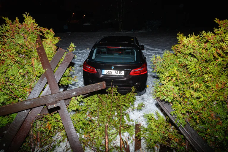 21.12.22, Таллинн. Водитель BMW въехал во двор частного дома на улице Лийва.
