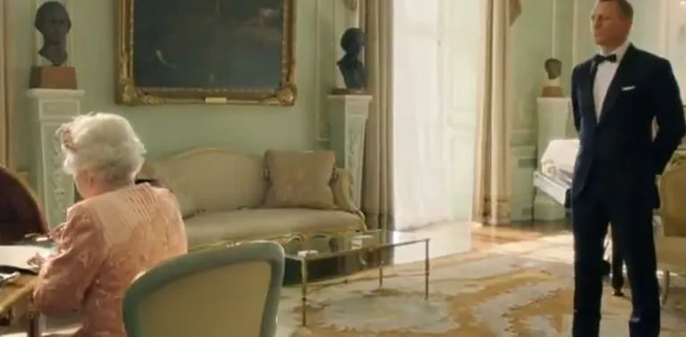 Kuninganna Elizabeth II ja Daniel Craig James Bondina